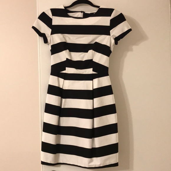H&M Dresses & Skirts - Like new black and white stripe dress